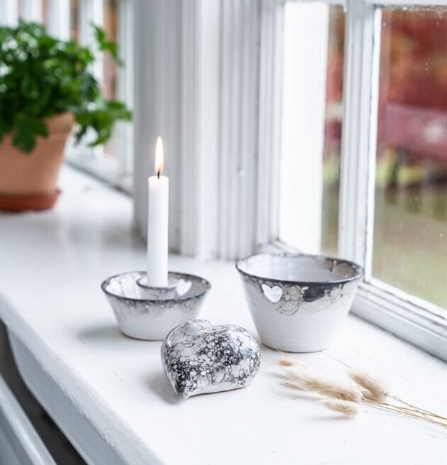 Ljusstake Bubble Ø 10,5 cm från Nääsgränsgården på fönsterbräda