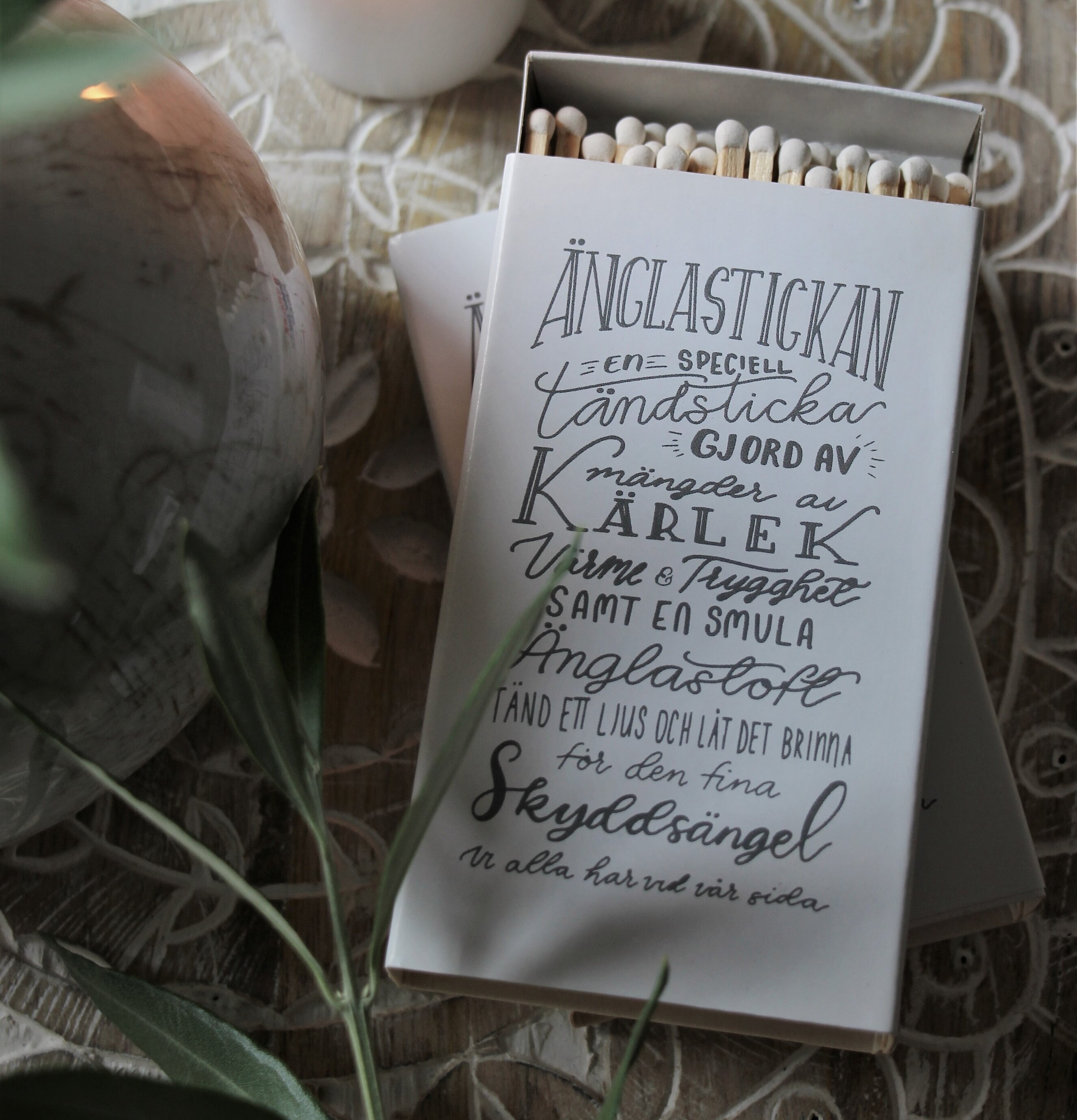 Änglastickan - Majas Cottage på en bricka med tänt ljus