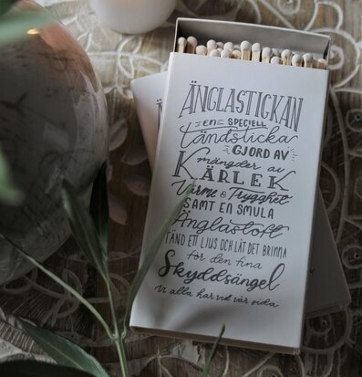 Änglastickan - Majas Cottage på en bricka med tänt ljus