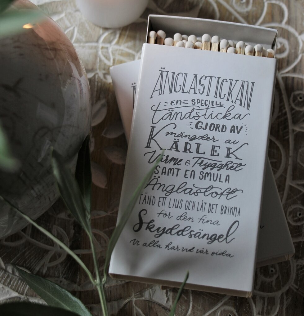 Änglastickan - Majas Cottage på en bricka med tänt ljus