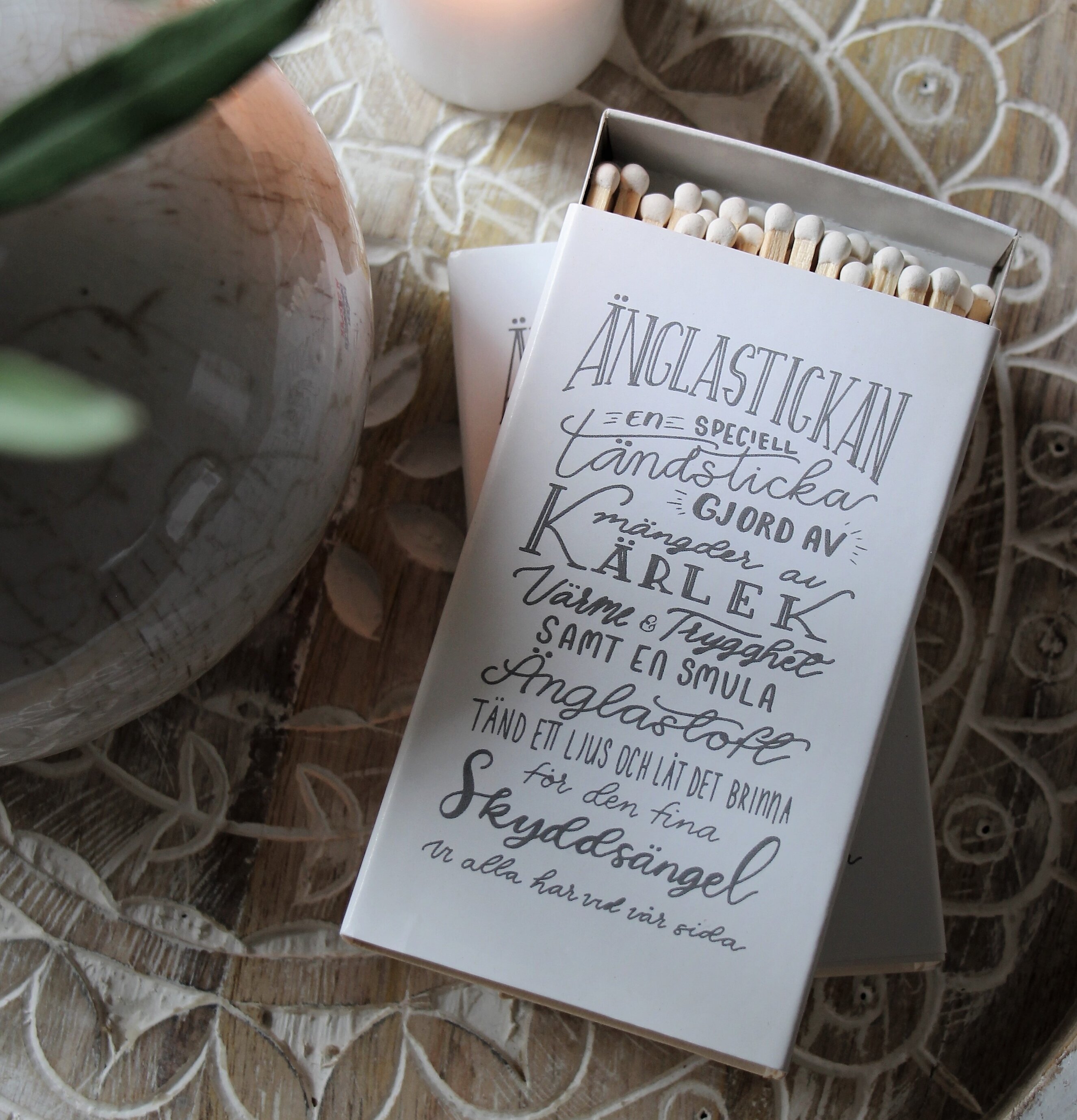 Änglastickan - Majas Cottage på träbricka med ljus och växt