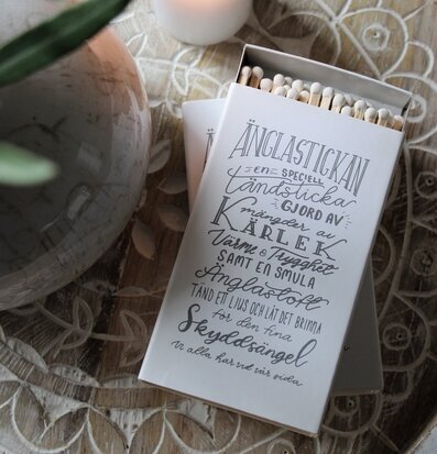 Änglastickan - Majas Cottage på träbricka med ljus och växt