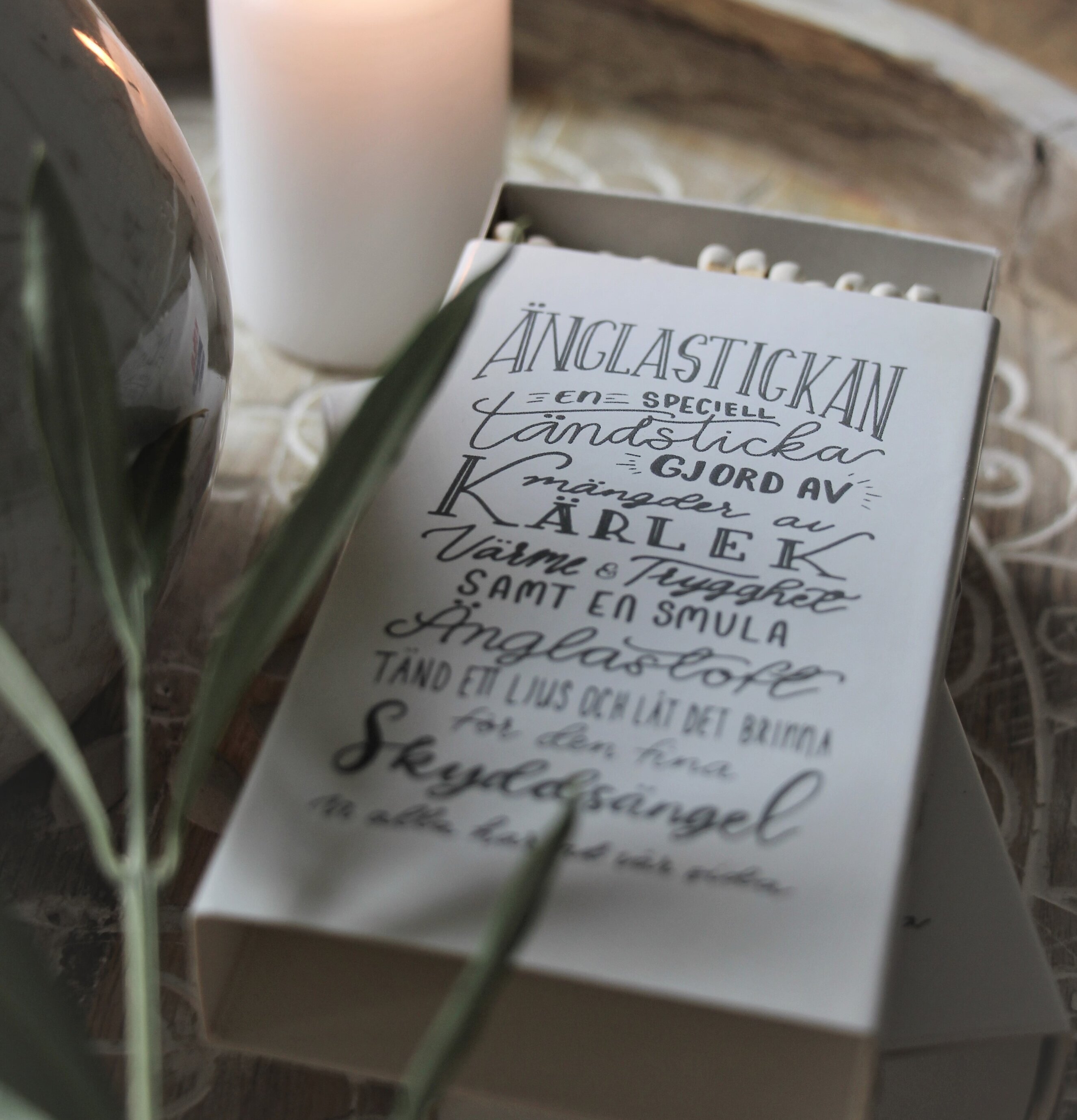 Änglastickan - Majas Cottage, tändsticksask i rustik miljö