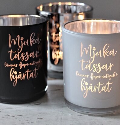 Bild av eleganta ljuslyktor i harmonisk inredning