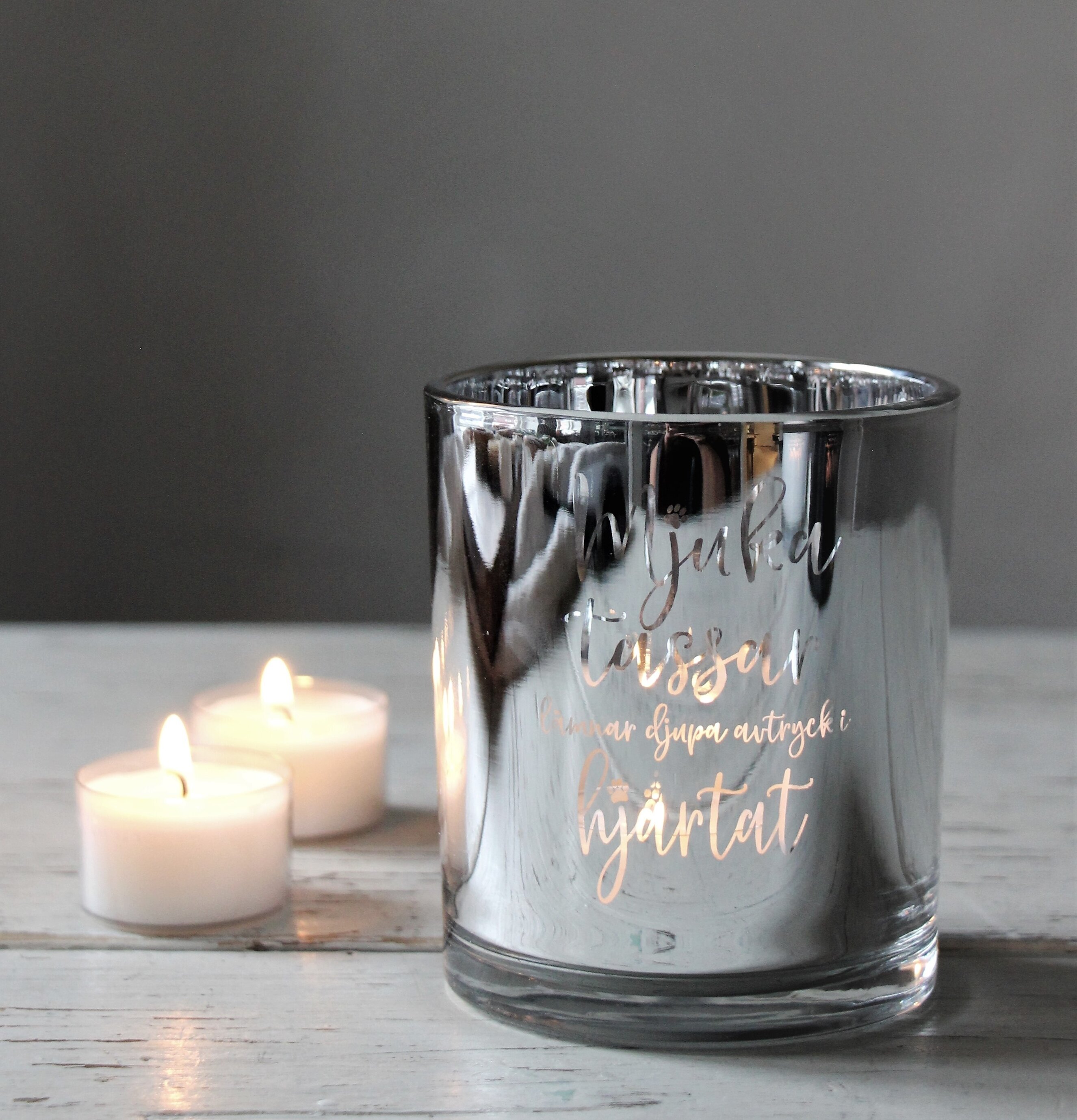 Bild av elegant ljuslykta med silveryta och värmeljus