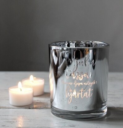 Bild av elegant ljuslykta med silveryta och värmeljus