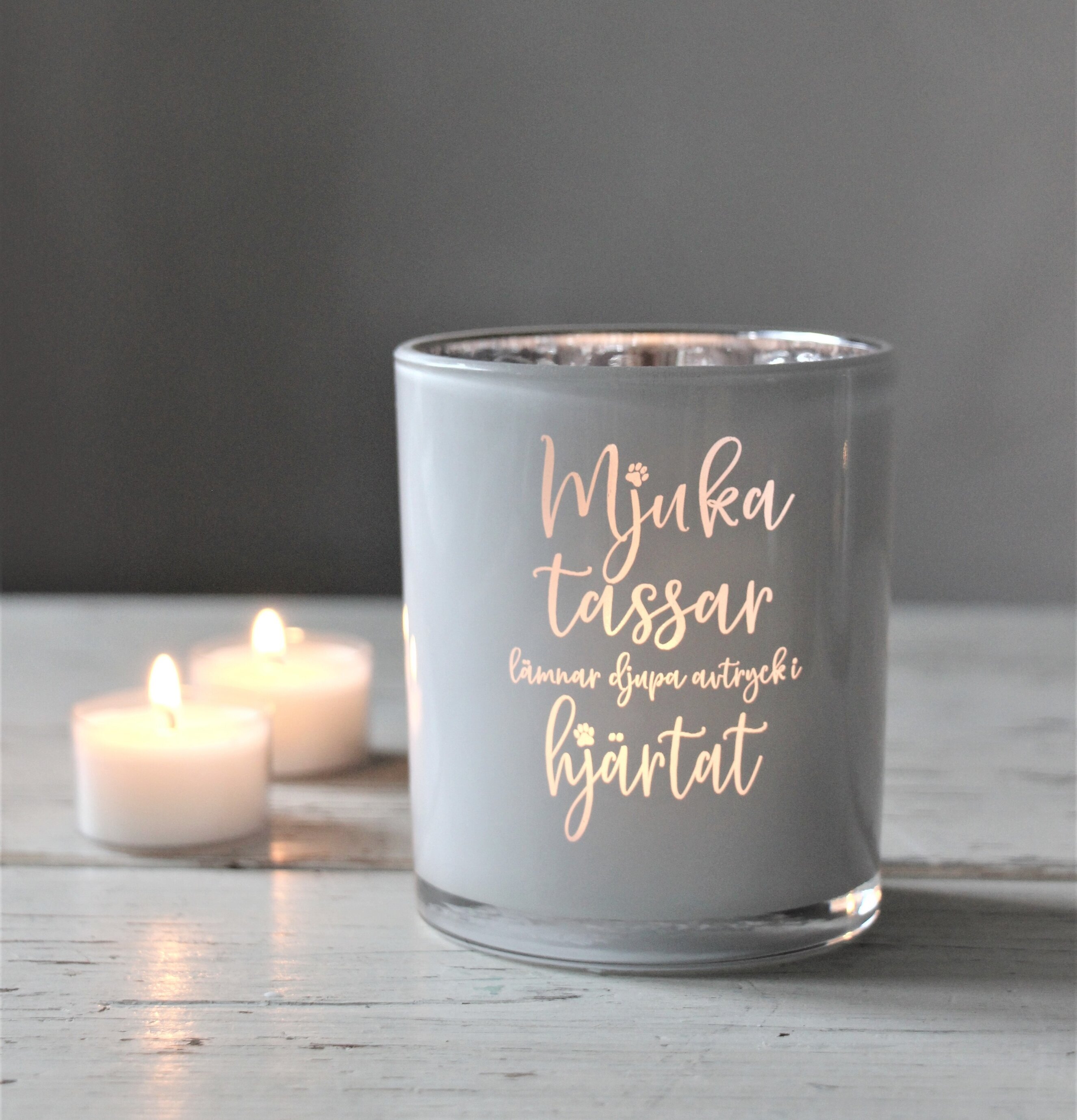 Ljuslykta Mjuka Tassar Vit från Majas Cottage på träyta