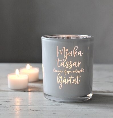 Bild av stilren ljuslykta med mjukt, varmt sken