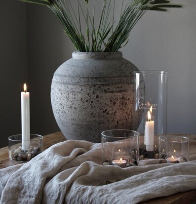 Bild av harmonisk inredning med ljus och naturmaterial