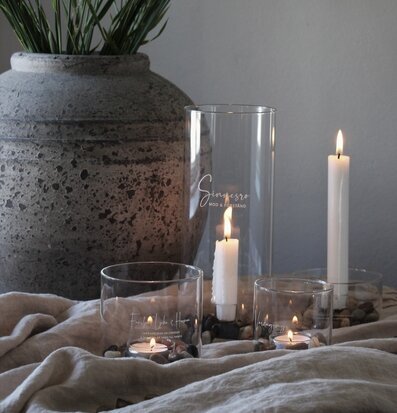 Bild av harmonisk interiör med ljuslyktor och textilier