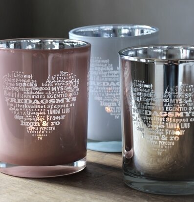 Bild av tre ljuslyktor som skapar mysig atmosfär