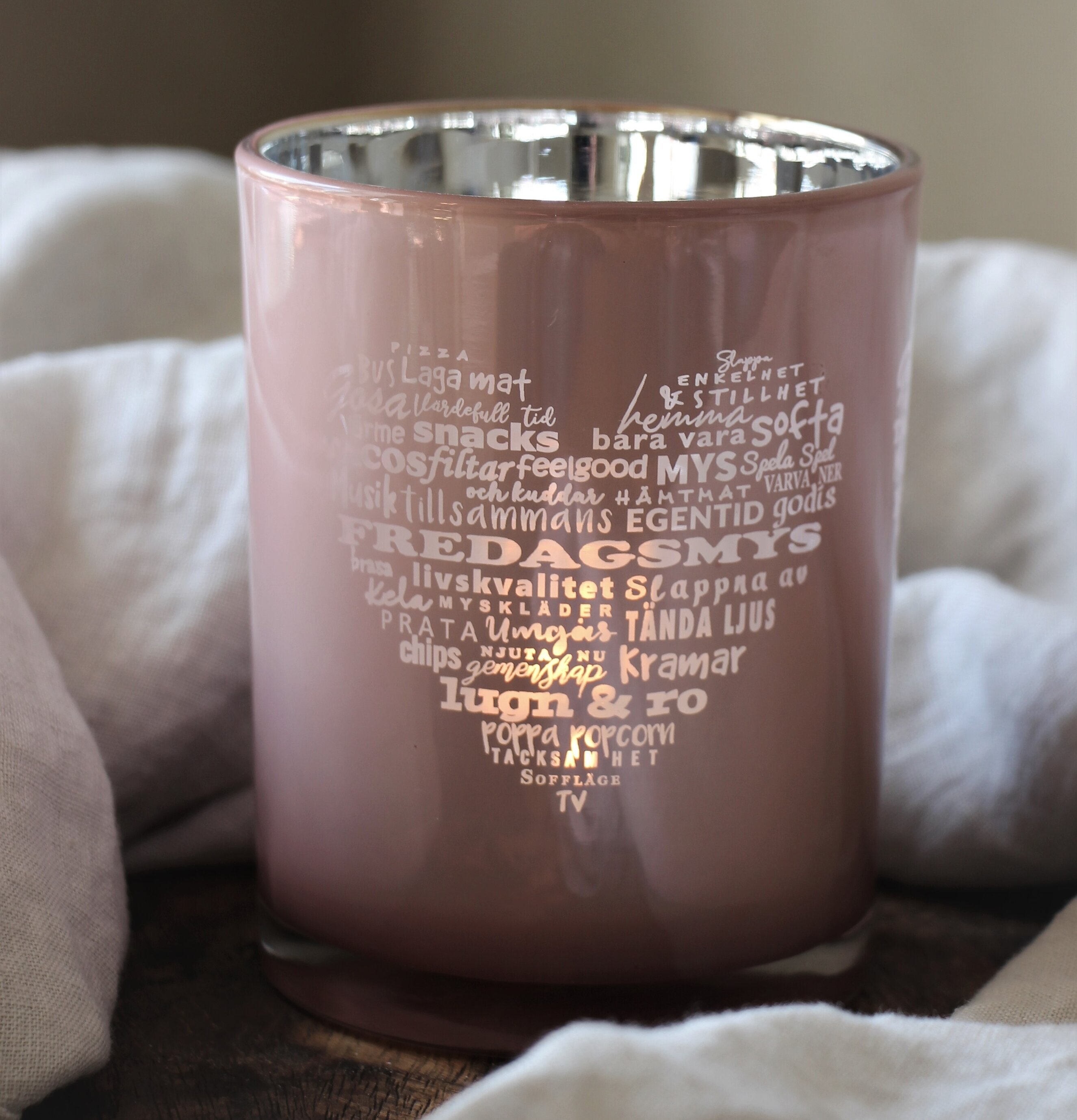 Ljuslykta Fredagsmys Hjärtat Rosa från Majas Cottage på träyta