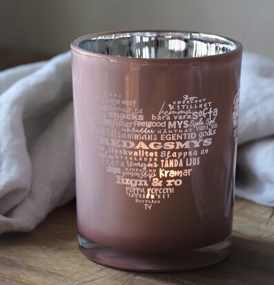 Foto av ljuslykta på rustikt bord med mysig känsla