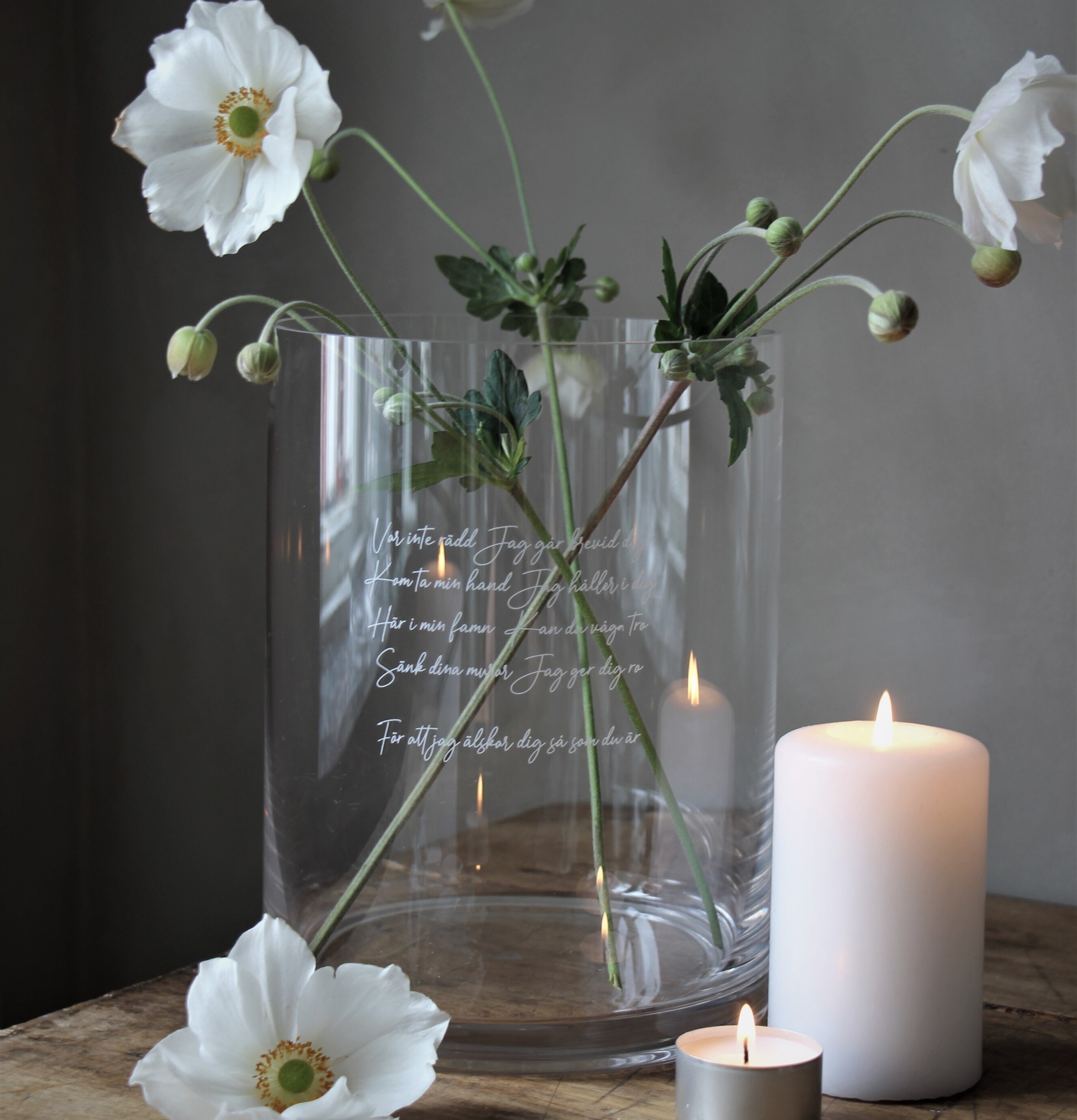 Vas/Ljuslykta Kärleksvisan från Majas Cottage på träbord