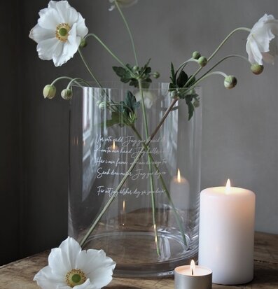 Bild av stilren vas och ljus i harmonisk miljö