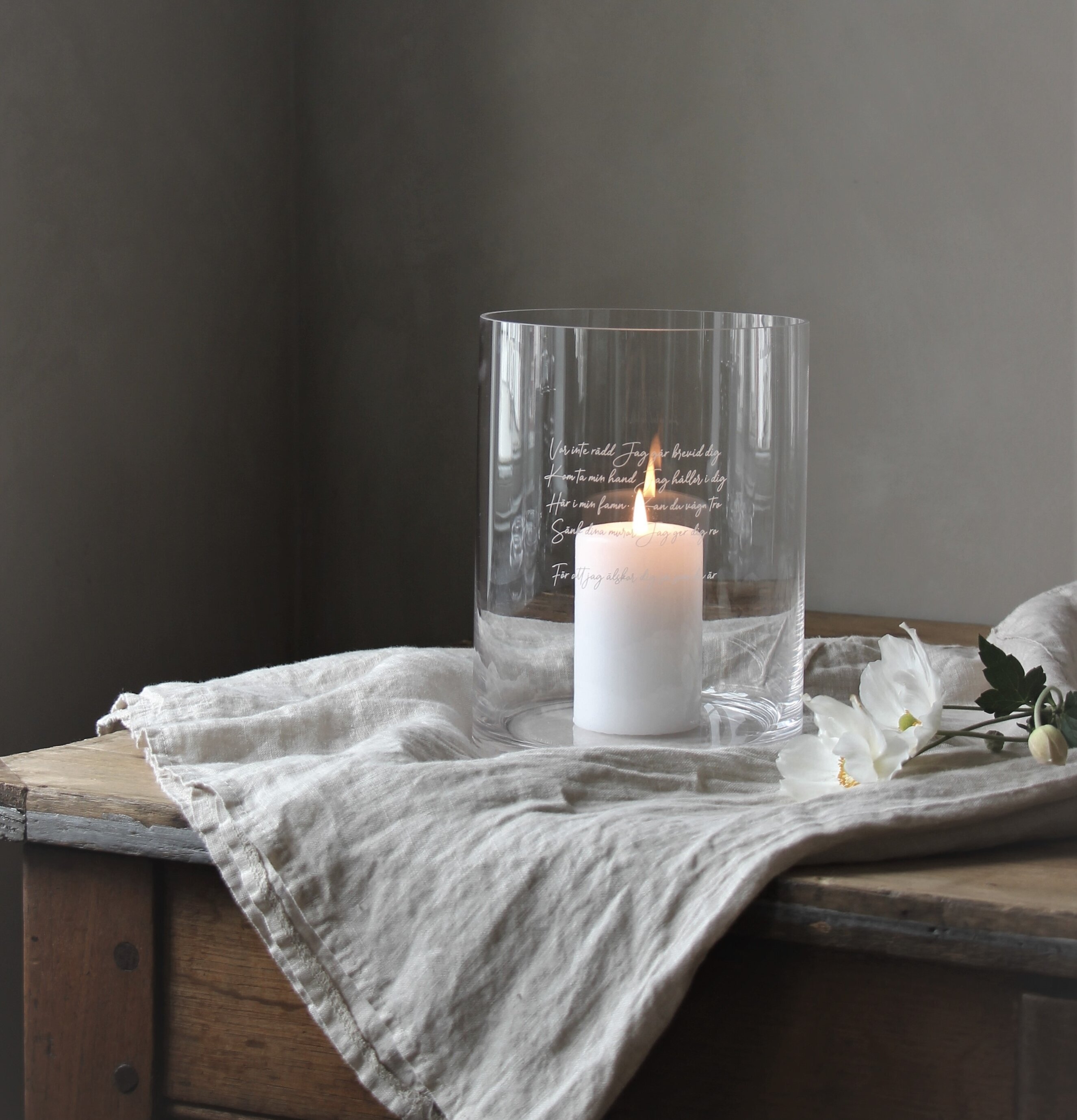 Vas/Ljuslykta Kärleksvisan från Majas Cottage på träbord