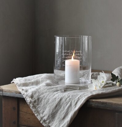 Bild av rustik heminredning med ljus och blommor