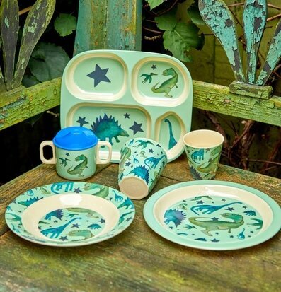 Foto av lekfull barnservis med dinosaurietema