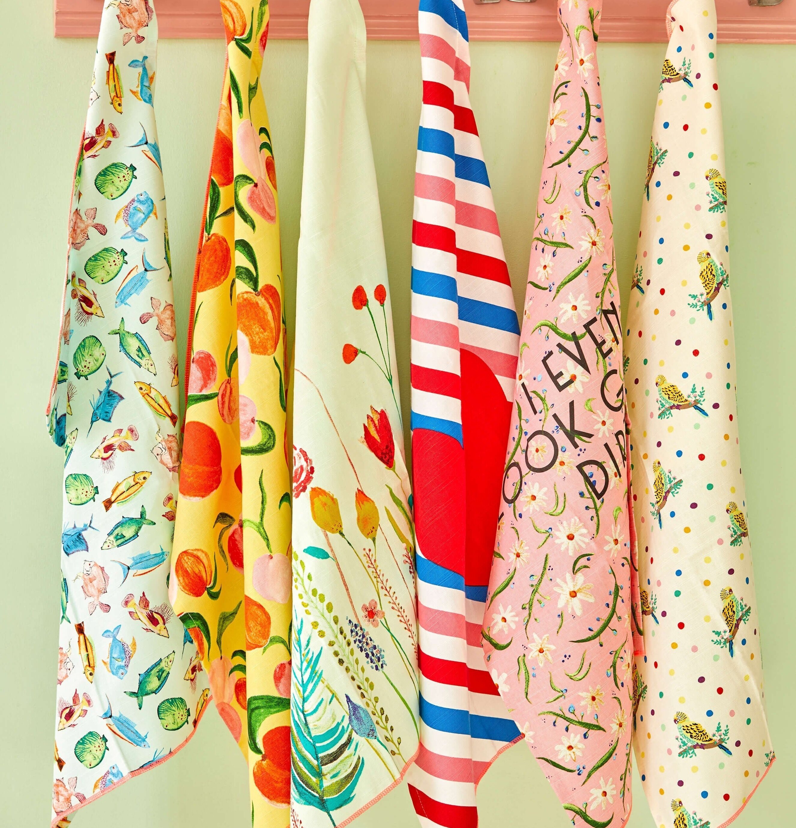 Kökshandduk Soft Blue Fish Print från Rice i köksmiljö