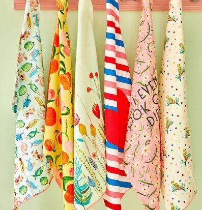 Kökshandduk Soft Blue Fish Print från Rice i köksmiljö