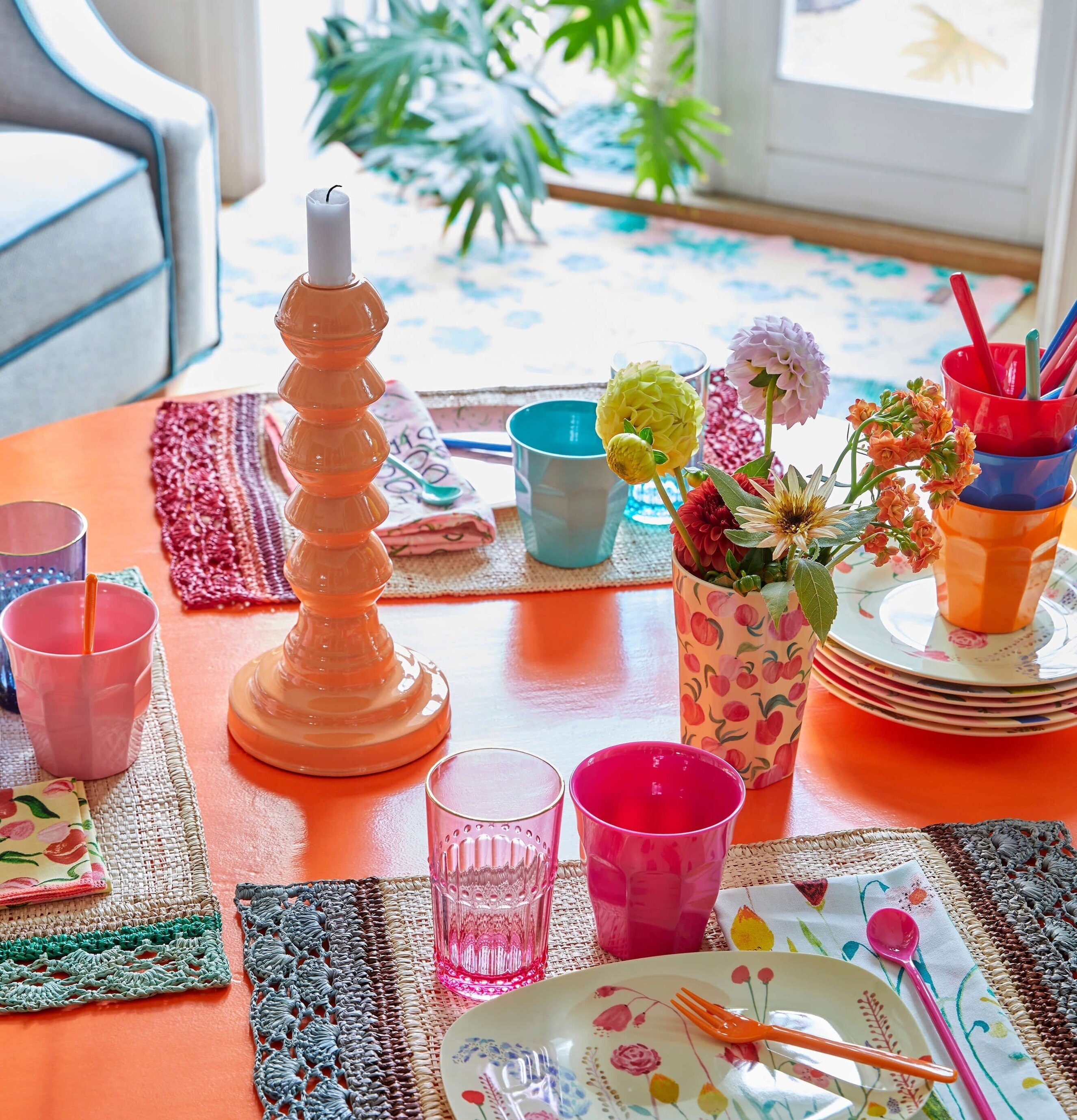 Bordstablett Blue Borders från Rice på ett färgglatt bord