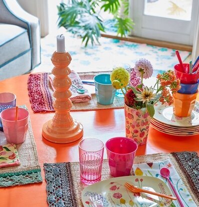 Bordstablett Blue Borders från Rice på ett färgglatt bord