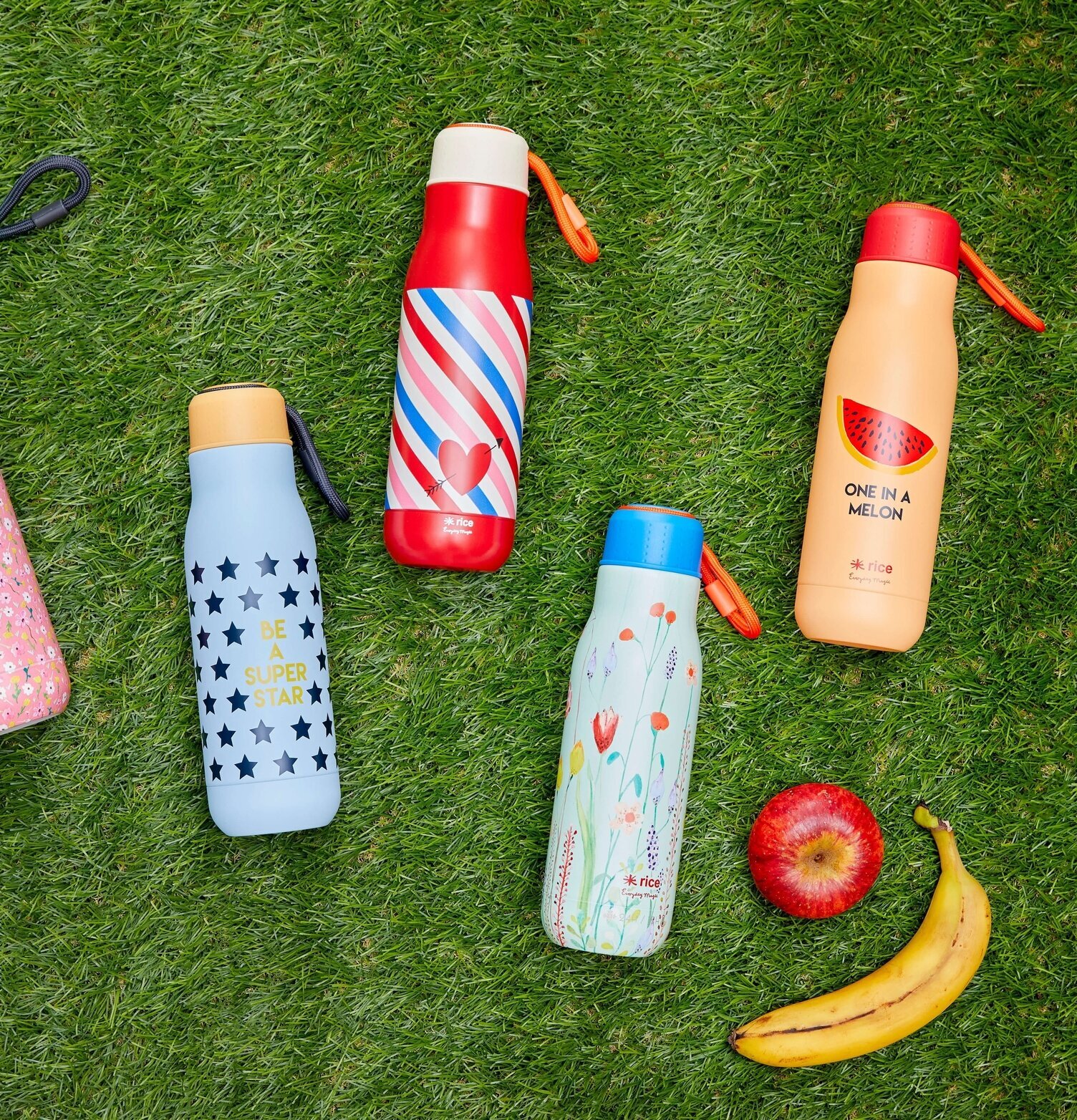 Dryckesflaska - One In A Melon från Rice på gräsmatta