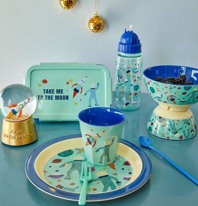 Dryckesflaska Space Print från Rice med rymdmotiv på bord