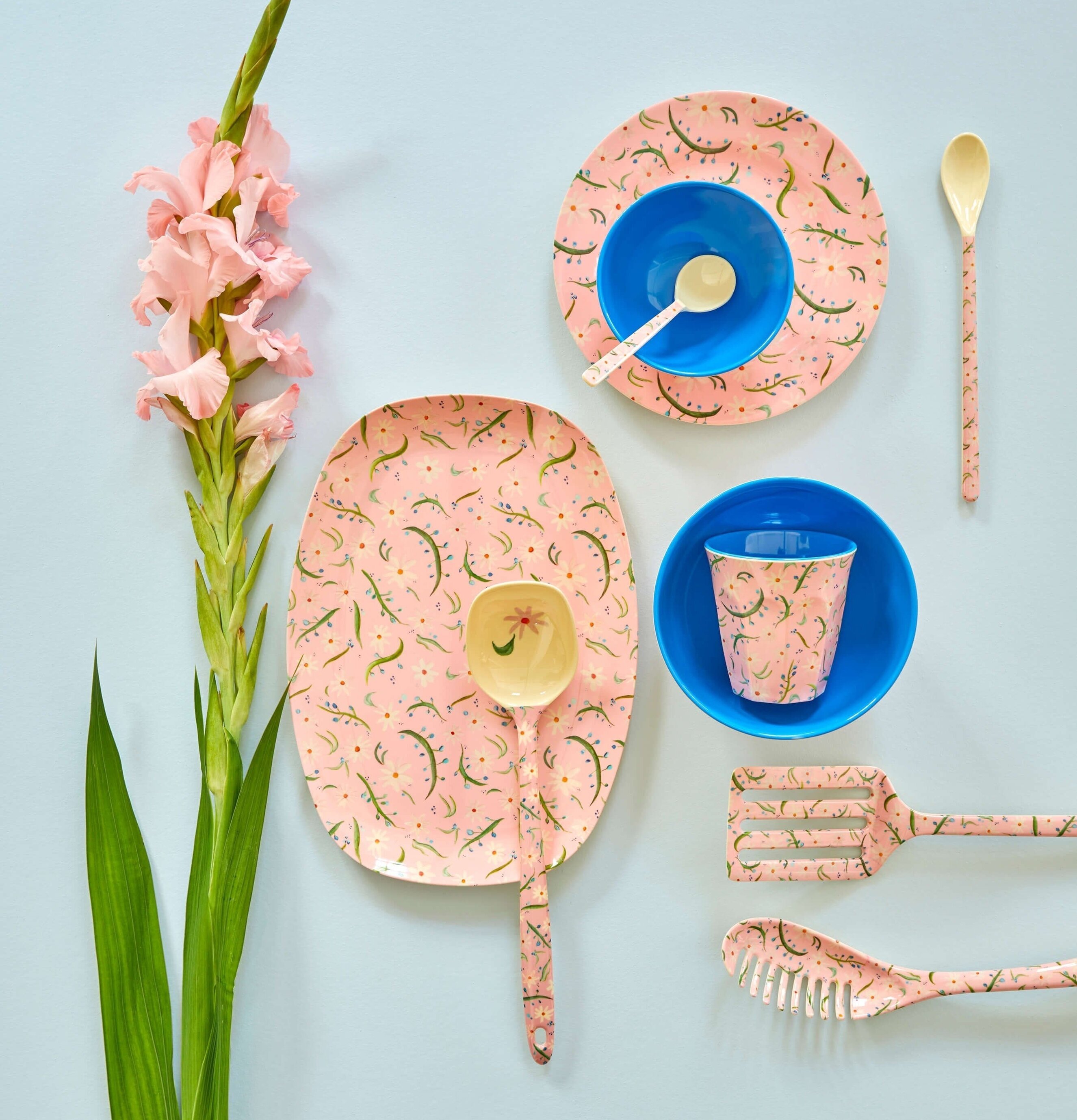 Assiett Delightful Daisies Print från Rice med matchande set