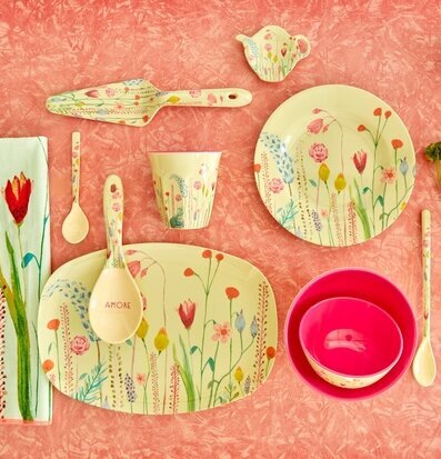 Tallrik Summer Flowers Print från Rice på röd texturerad yta