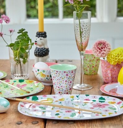 Bild av färgglada vår- och sommarinspirerade detaljer