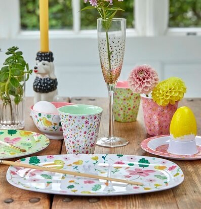 Bild av ett färgsprakande och elegant dukat bord