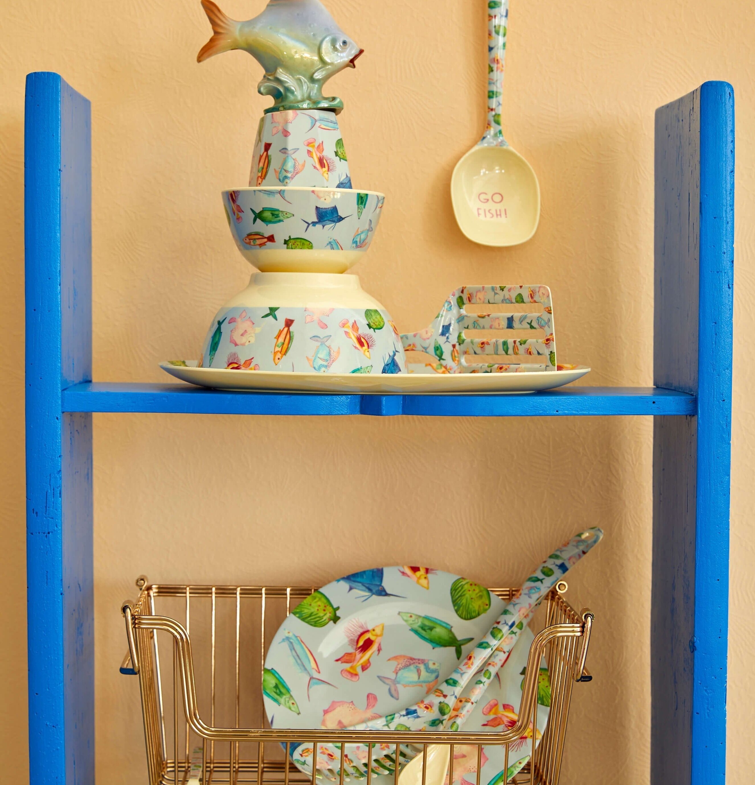 Tallrik Fish Print från Rice på en klarblå hylla i köket