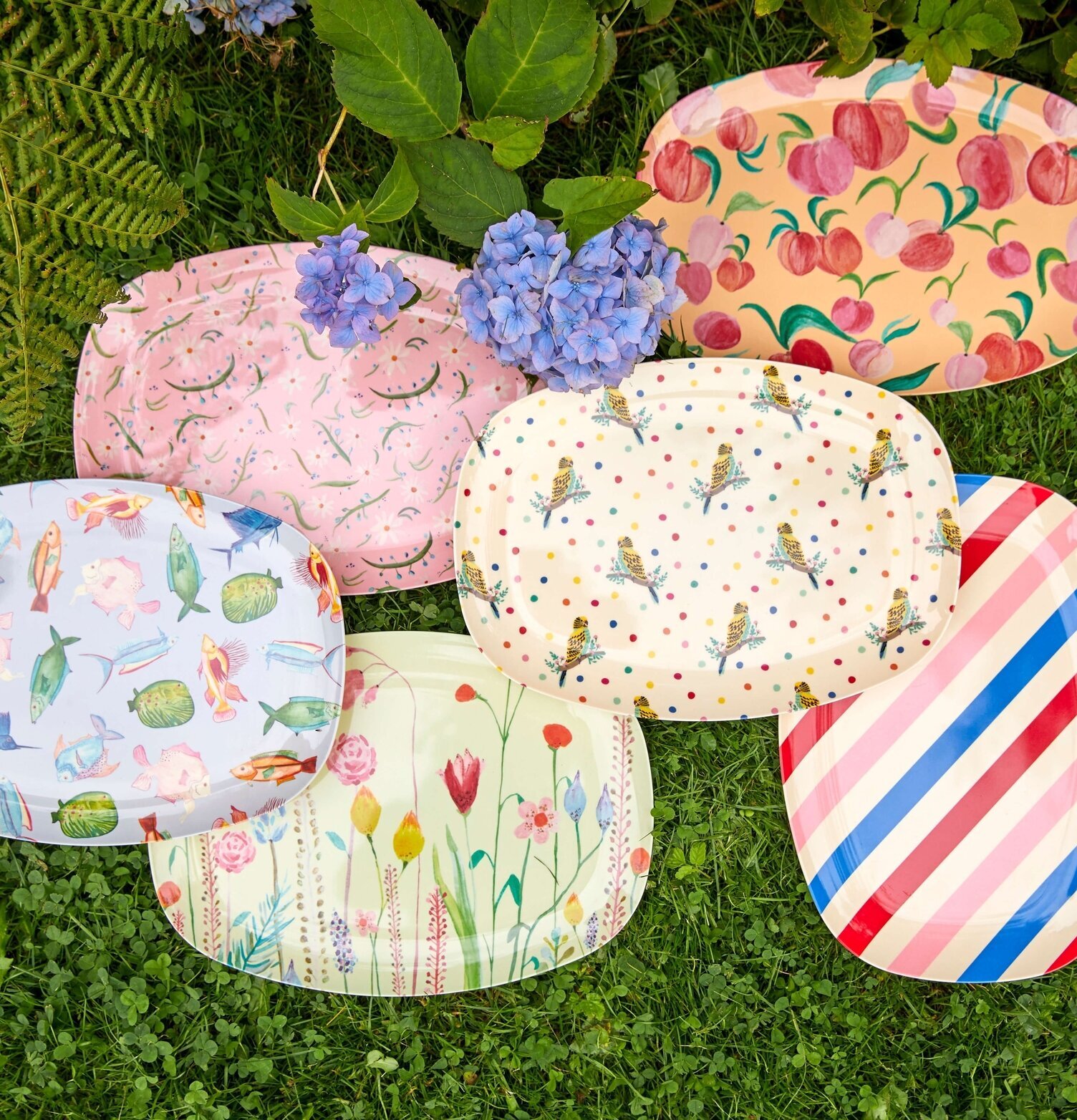 Rice Tallrik Summer Flowers Print på gräsmatta med blommor