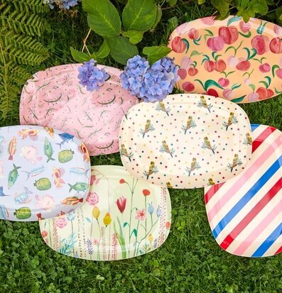 Rice Tallrik Summer Flowers Print på gräsmatta med blommor