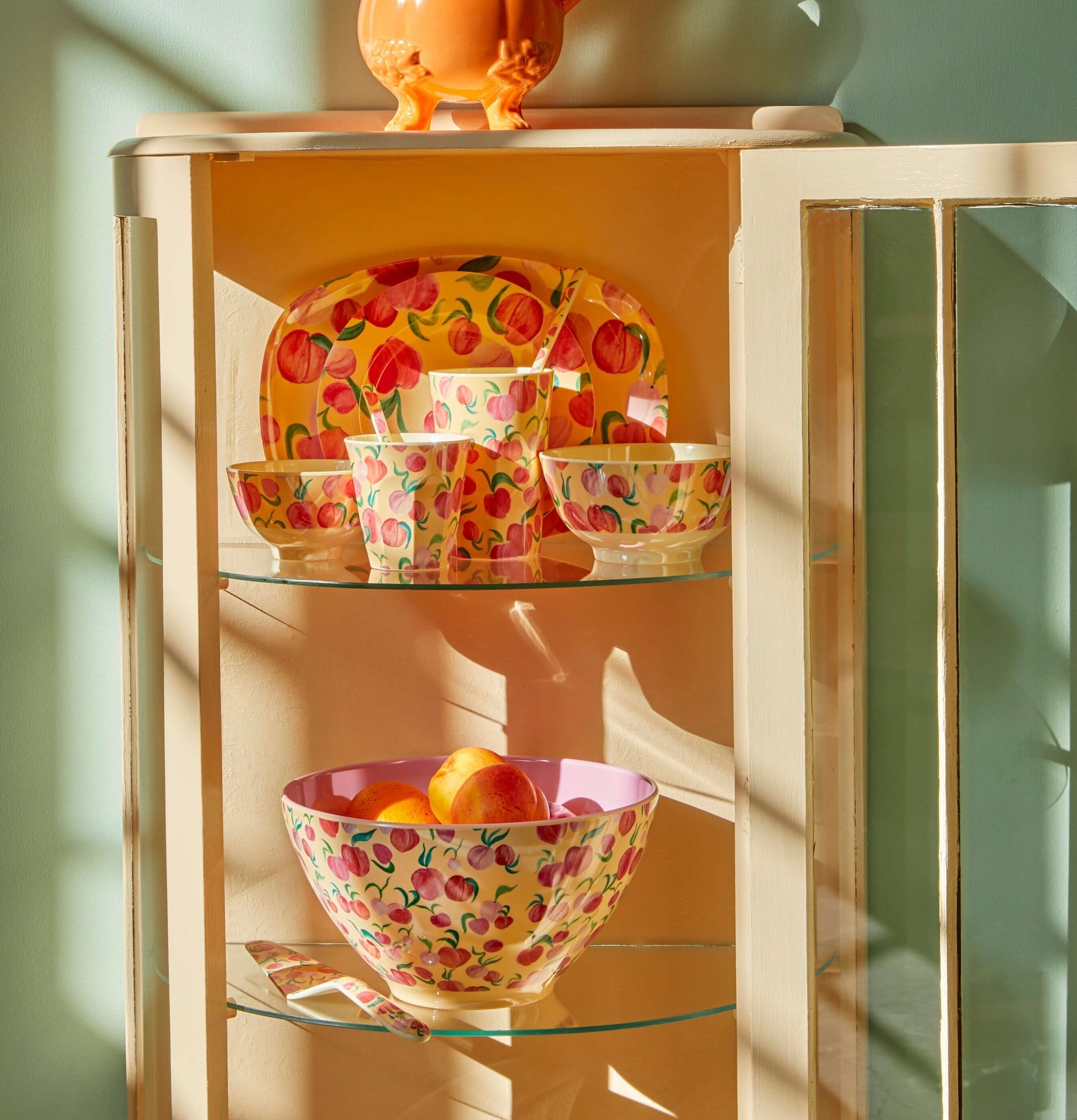 Tallrik Peach Print från Rice med färgstarkt persikomönster