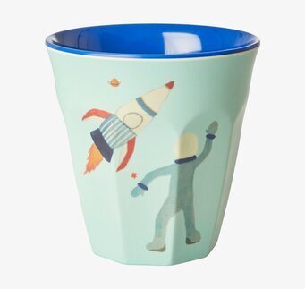 Foto av mugg med rymdmotiv och mintgrön bakgrund