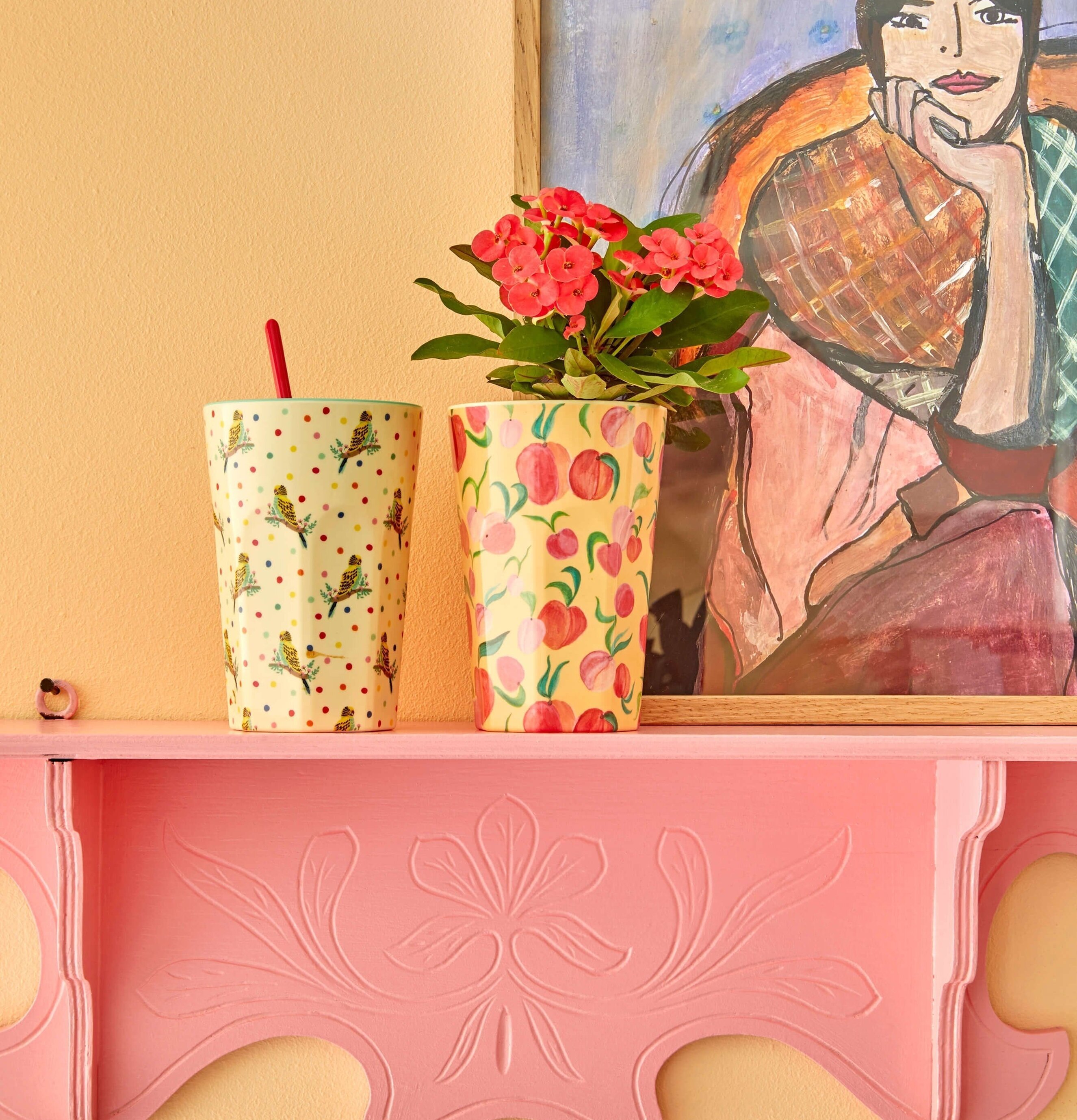 Mugg Latte Peach Print från Rice på snidad rosa hylla