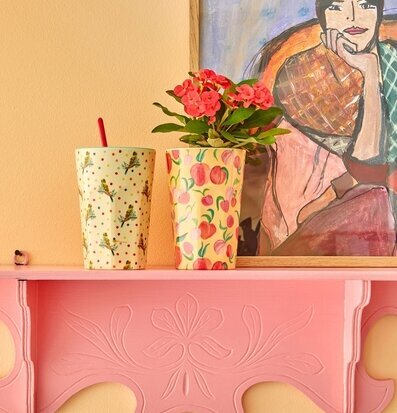 Bild av harmonisk och färgglad inredningsdetalj