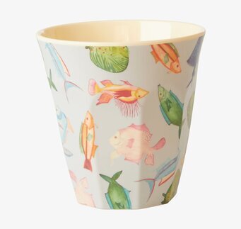 Bild av färgglad mugg med fiskmotiv och krämig bakgrund