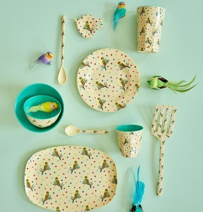 Foto av färgglada köksprodukter med fågelmönster