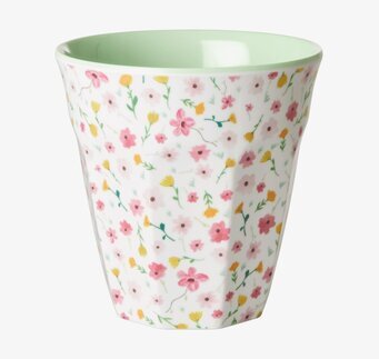Bild av mugg med blommönster och mintgrön insida