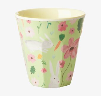 Bild av livfull mugg med kaniner och blommor