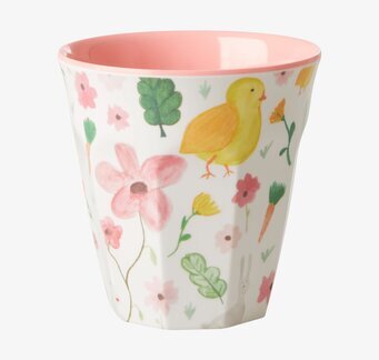 Foto av färgglad mugg med vårigt och lekfullt motiv