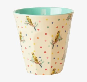 Bild av färgglad mugg med prickmönster och fåglar