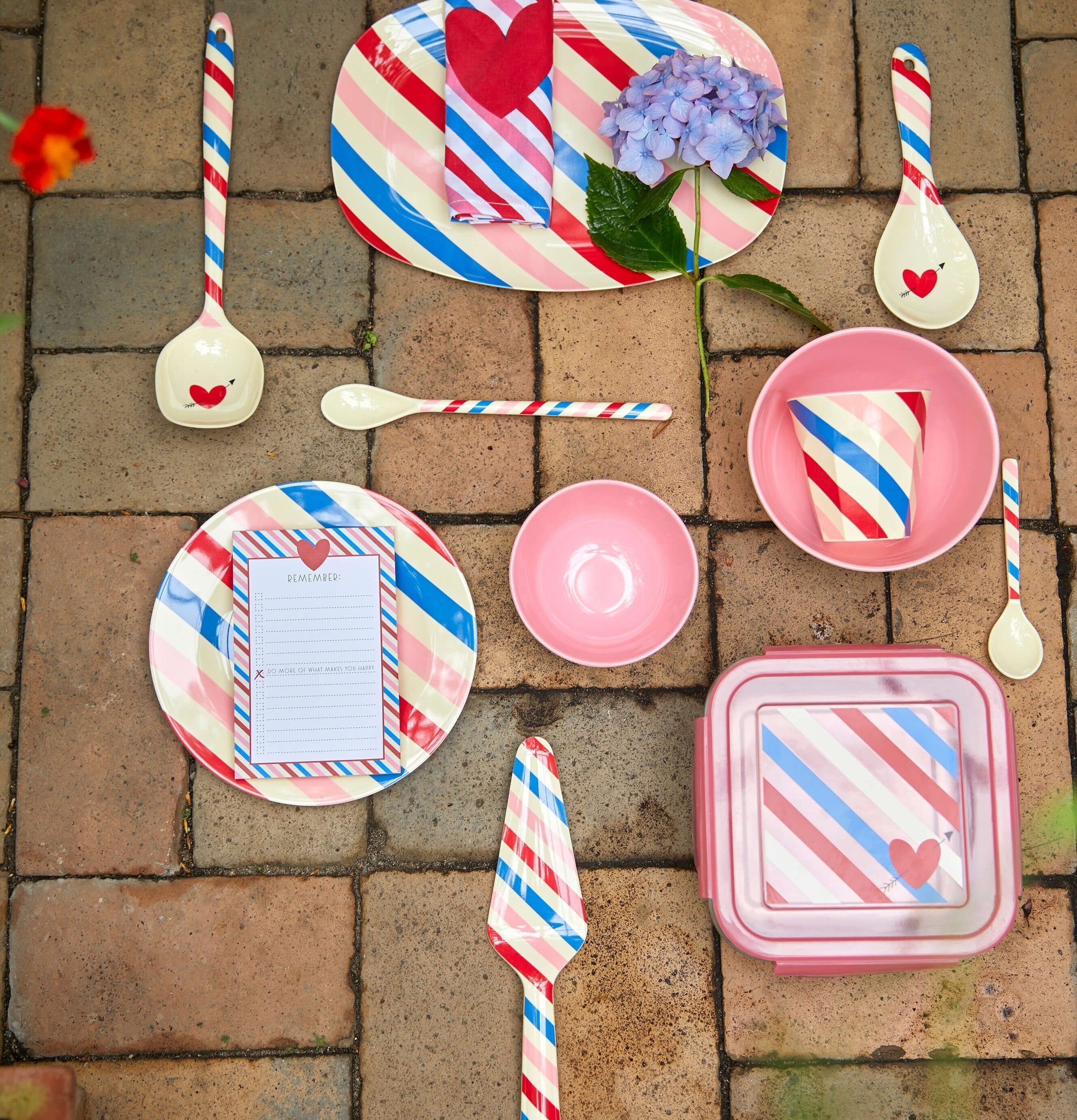 Bild av färgglada köksartiklar med randiga mönster