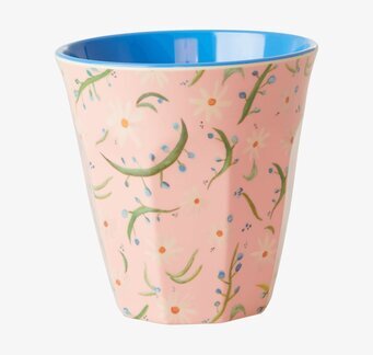 Bild av mugg med blommigt mönster och livfull design