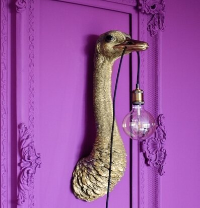 Vägglampa Gold Franz Josef från Werner Voss på lila vägg