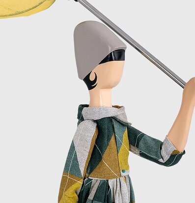 Bordslampa Trigona från Skitso med träfigur och paraply