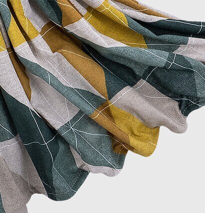 Bordslampa Trigona från Skitso med geometrisk lampskärm